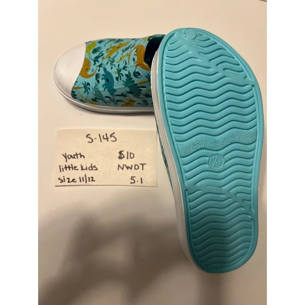 Boys‎ size 11/12 shoes (s-145)